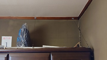 写真：ワイヤーでとめたあとのタンス