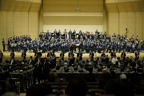 写真：アンコールで会場が一体となっている様子