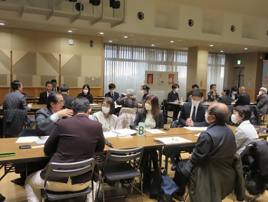 写真：グループに分かれて情報交換