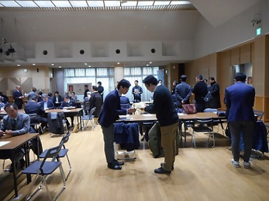 写真：名刺交換をする参加者の皆さん