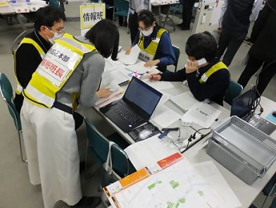 写真：電話対応の訓練をする職員たち