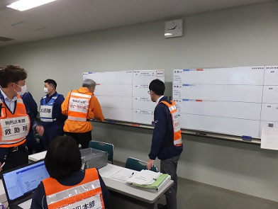 写真：ホワイトボードを使った訓練をする職員たち