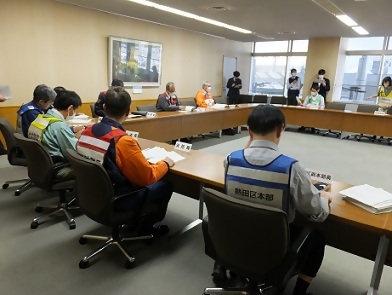 写真：情報共有の訓練をする職員たち