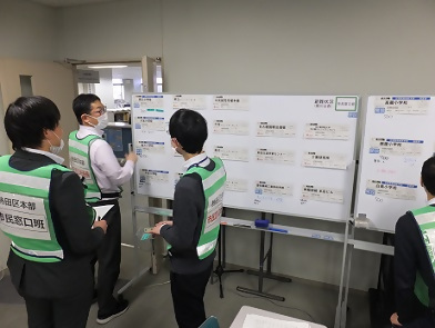 写真：避難所の情報共有の訓練をする職員たち