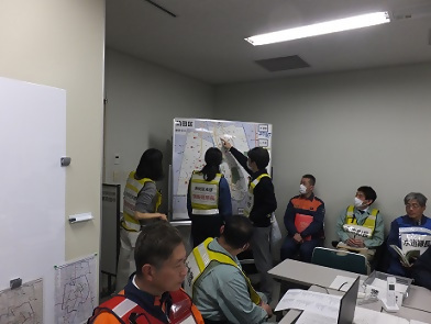 写真：被害状況の情報共有の訓練をする職員たち