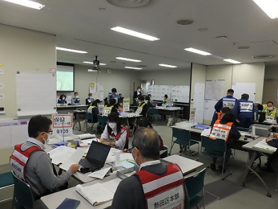 写真：班ごとの役割の訓練をする職員たち