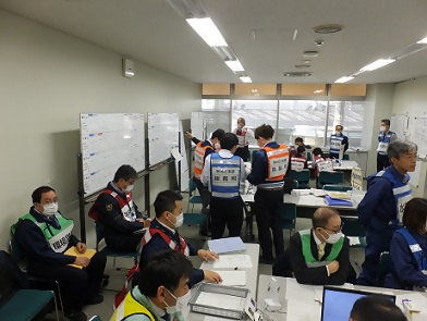 写真：他の班と情報交換の訓練をする職員たち