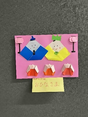 写真：手作りの折り紙のおひなさま