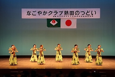 写真：踊りを披露する皆さん