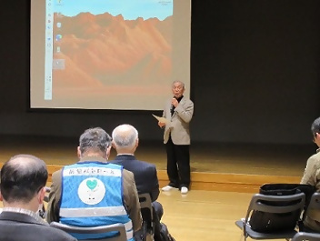 写真：高蔵学区の取り組みを報告する様子