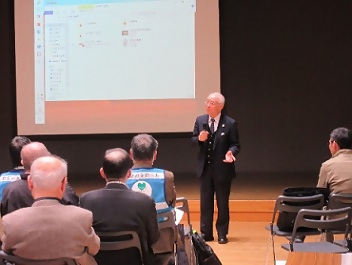 写真：白鳥学区の取り組みを報告する様子