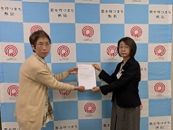 写真：奥村会長から要望事項を受け取る区長