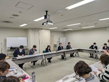 写真：会員の皆さんとの懇談の様子