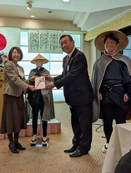 写真：名古屋熱田ライオンズクラブ様からの寄贈の様子