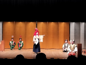 写真：立派に演じる児童