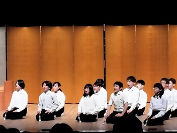 写真：しっかり謡いあげる児童たち