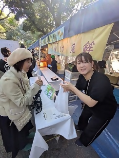 写真：春巻きを食べる区長たち