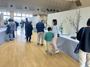 写真：きれいにいけられた花をみて回る人たち