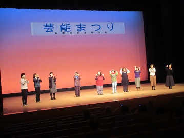 写真：合唱を披露する皆さん