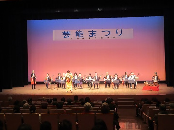 写真：楽器演奏を披露する皆さん