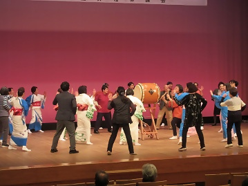 写真：ダンシング・ヒーローを踊る皆さん