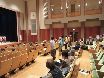 写真：盛り上がり、通路で踊る皆さん