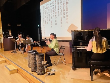 写真：おんがくやの方々の演奏