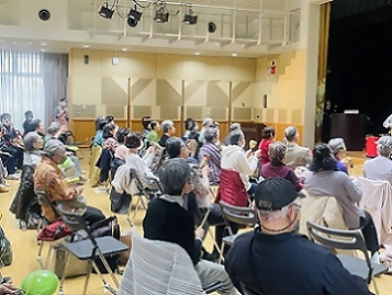 写真：演奏に合わせて元気に歌う皆さん