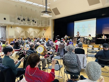 写真：リズム楽器で楽しそうに演奏する皆さん