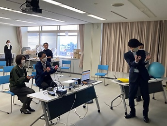 写真：ゴムボールをコントローラーとして楽しむ区長