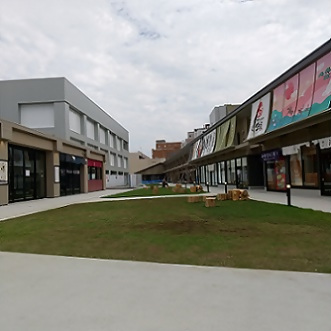 写真：あつたながやに並ぶお店たち