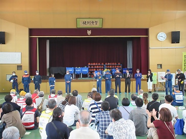 写真：消防団・学生消防団と区民の皆さん