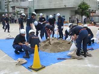 写真：土のう作成訓練の様子