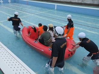 写真：ボート避難訓練の様子