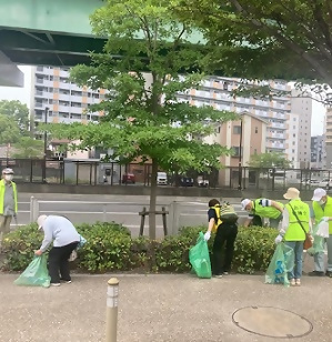 写真：清掃活動中の様子