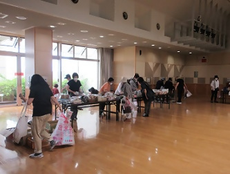 写真：バザーの後片づけの様子