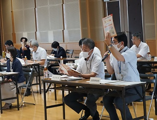 写真：第2期熱田区将来ビジョン案の説明をする企画経理室長
