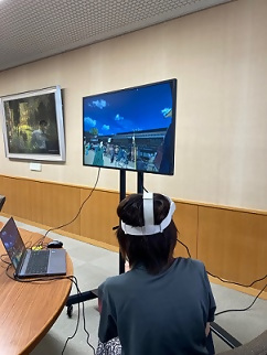 写真：VRを体験する区長