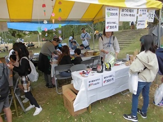 写真：竹細工のブースで楽しむ人達
