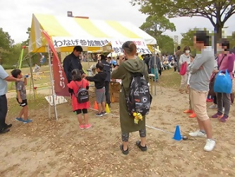 写真：輪投げのブースで楽しむ子ども達