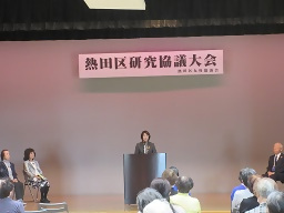 写真：開会のあいさつをする区長