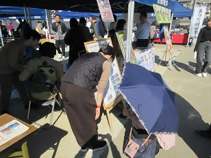写真：案内を見て楽しむ人たち
