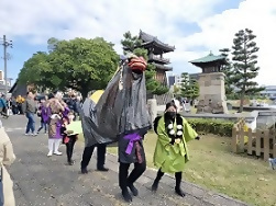 写真：獅子舞の練り歩き