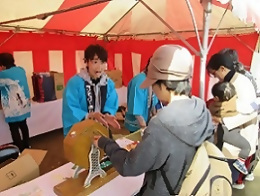 写真：ガラポンで抽選を楽しむ人たち