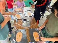 写真：みんなでお絵描きせんべいを作っているところ