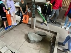 写真：井戸水が出る手押しポンプ