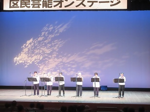 写真：みごとな演奏をする皆さん