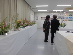 写真：生け花の鑑賞中