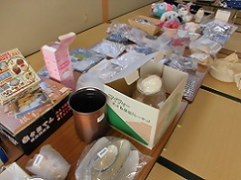 写真：バザーコーナーの食器など