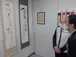 写真：書道の作品を鑑賞